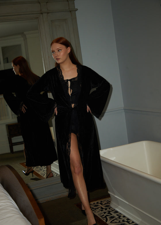 California |  Long Velvet Queens Lace Dressing Gown in Black